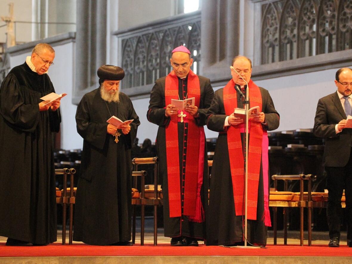 Christen aus verschiedenen Konfessionen versammelten sich gestern im Augsburger Dom, um den ökumenischen Kreuzweg zu beten. (Fotos: Annette Zoepf / pba)