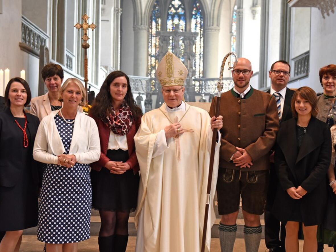 Peter Frasch, Batistina Pavić, Sabine Reisacher, Anne Kohler-Hoffmann, Birgitta Schlachter-Schelldorf, Bischof Dr. Konrad Zdarsa, Florian Schmutz, René Stiefenhofer, Christina Blosch, Agnes Harsch, Katharina Weiß (v.links). Foto: Maria Steber / pba