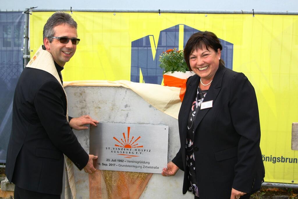 Domkapitular Armin Zürn und Geschäftsführerin Christine Sieberth bei der Grundsteinlegung. (Foto: Susanne Reitz)