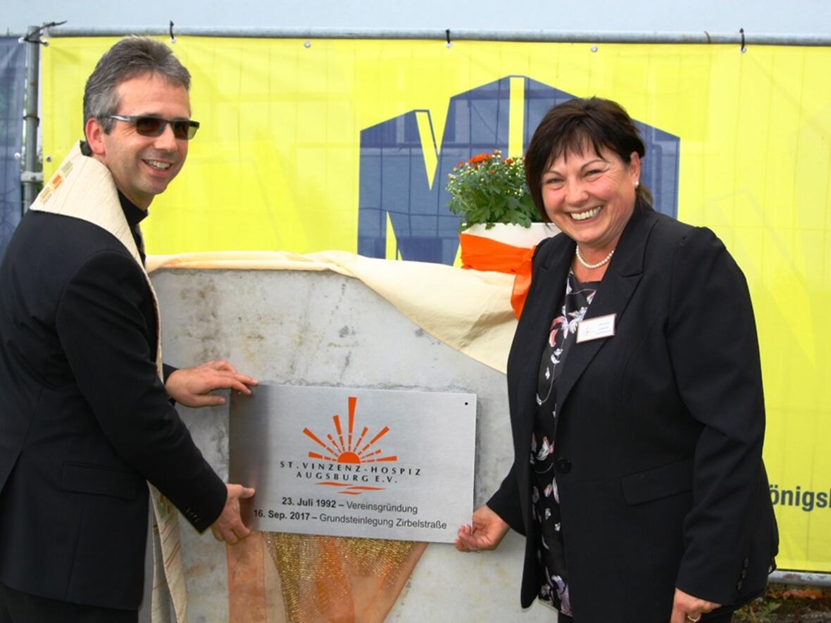 Domkapitular Armin Zürn und Geschäftsführerin Christine Sieberth bei der Grundsteinlegung. (Foto: Susanne Reitz)