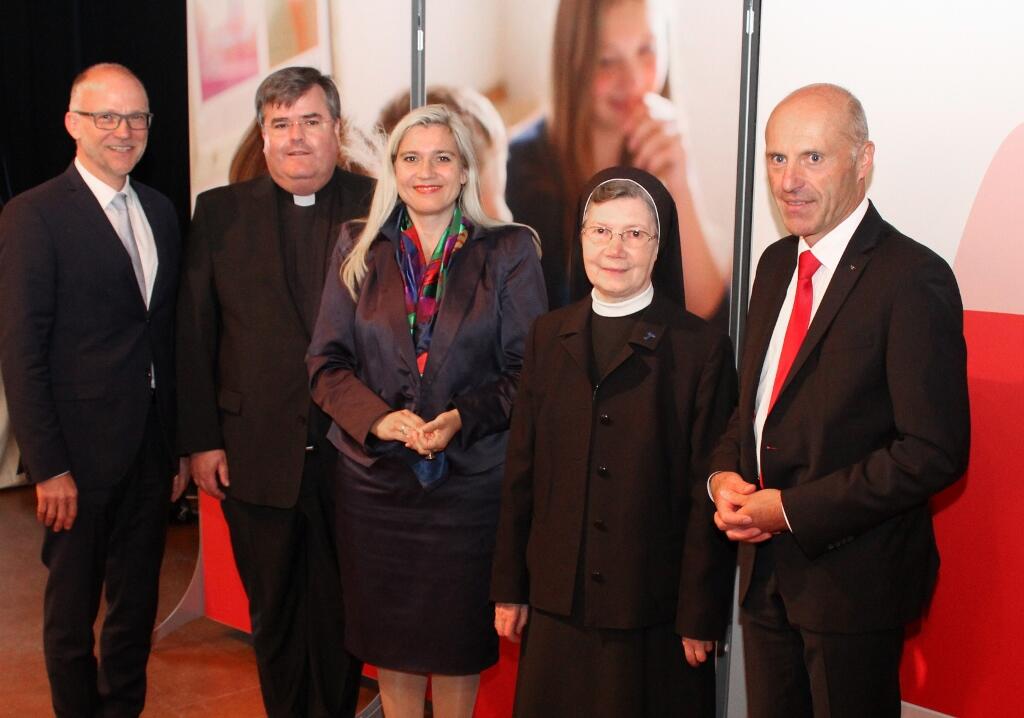 Gruppenbild am Rande des Festakts (v.l.) Dr. Bernhard Hoch, Generalvikar Harald Heinrich, Staatsministerin Melanie Huml, Generaloberin Schwester Maria Goretti Böck und KJF-Direktor Markus Mayer. (Foto: KJF/Thomas Bauch)