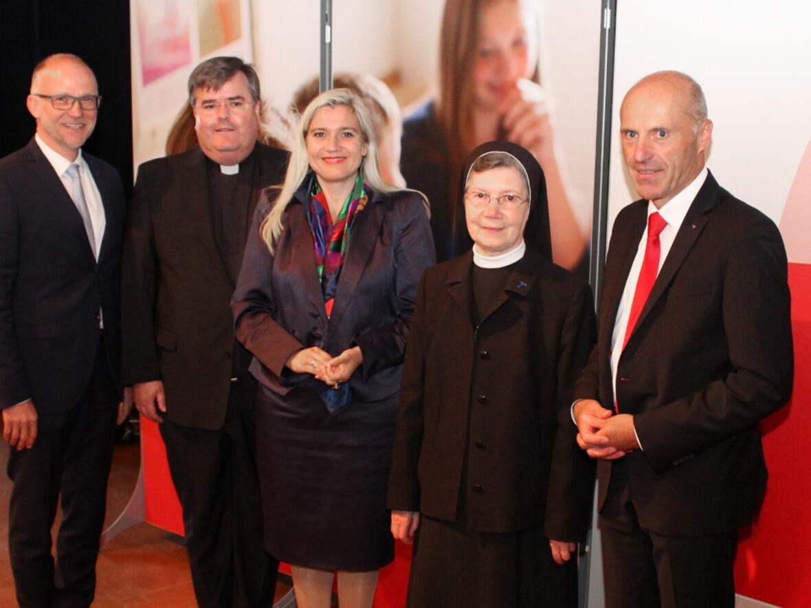 Gruppenbild am Rande des Festakts (v.l.) Dr. Bernhard Hoch, Generalvikar Harald Heinrich, Staatsministerin Melanie Huml, Generaloberin Schwester Maria Goretti Böck und KJF-Direktor Markus Mayer. (Foto: KJF/Thomas Bauch)