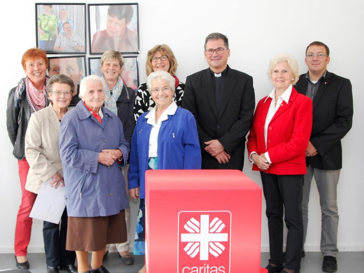 Sammlerinnen aus dem Landkreis Donau-Ries in Schweinspoint gemeinsam mit Diözesan-Caritasdirektor Dr. Andreas Magg und Branko Schäpers, Geschäftsführer des Caritasverbandes für den Landkreis Donau-Ries e. V. (Foto: Bernhard Gattner / Caritas Augsburg)