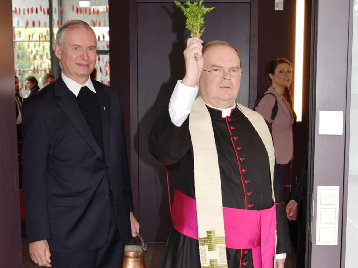 Prälat Dr. Bertram Meier segnete die Räume des kirchlich-sozialen Zentrums Christi Himmelfahrt, daneben Dekan Dr. Bernhard Ehler (Fotos: Sabine Verspohl-Nitsche / pdke).