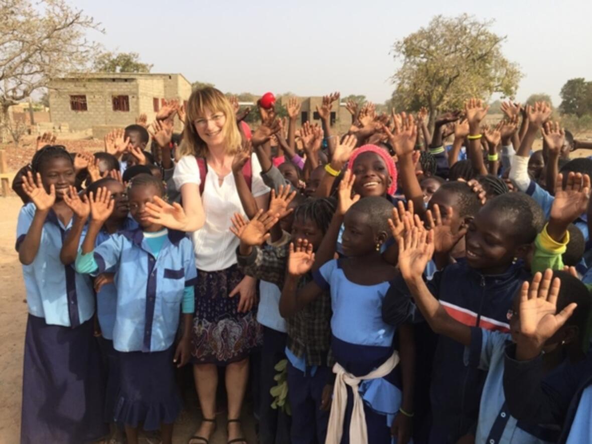 Gisela Streicher zusammen mit Schülerinnen und Schülern in Burkina Faso. (Foto: Schule und Religionsunterricht)