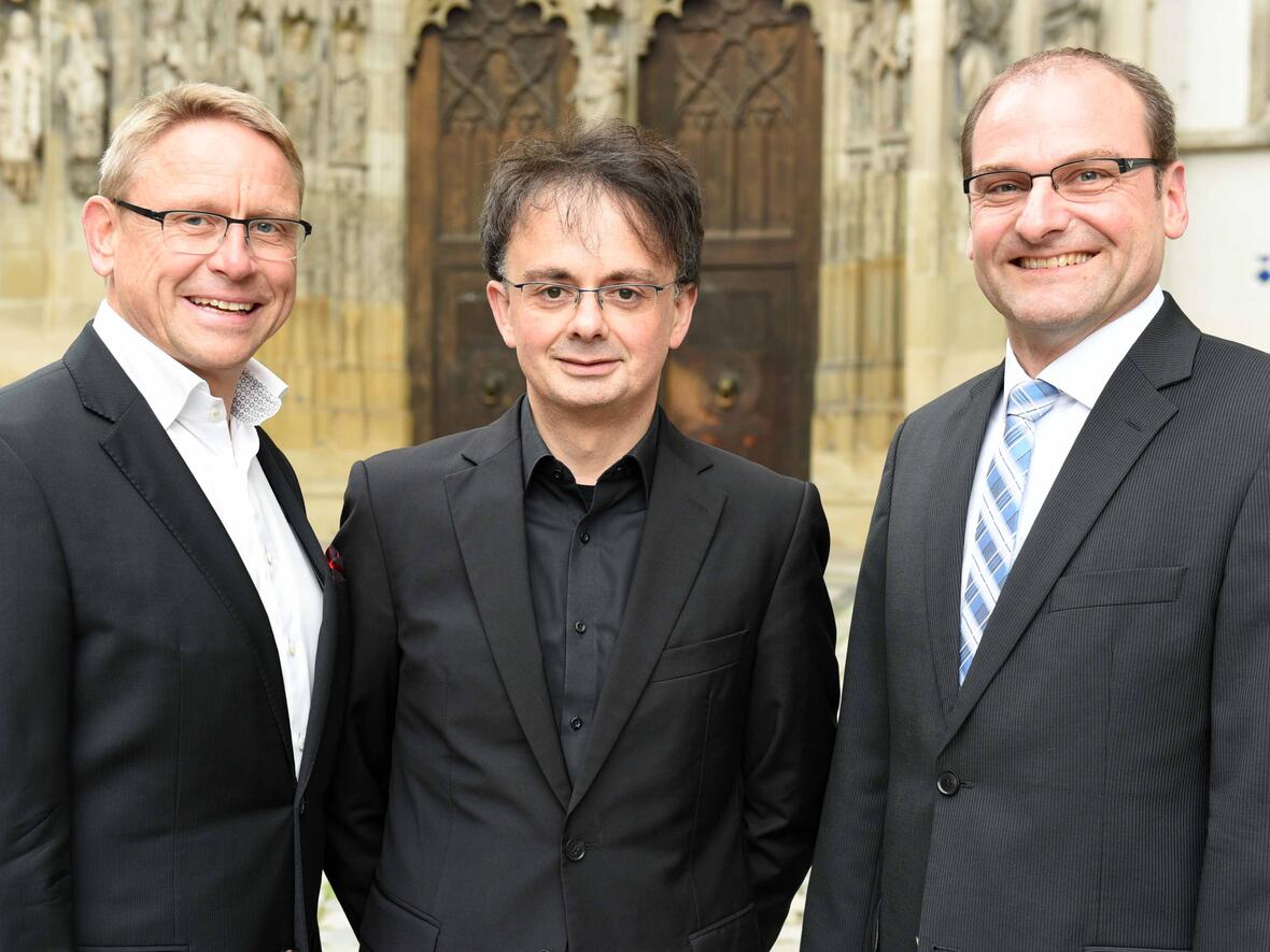 Die drei künftigen Diakone vor dem Augsburger Dom, wo sie am 7. Oktober geweiht werden. (v.l.) Prof. Dr. Robert Georg Wittmann, Dr. Stefan Wolitz und Artur Waibl. (Foto: Nicolas Schnall / pba).
