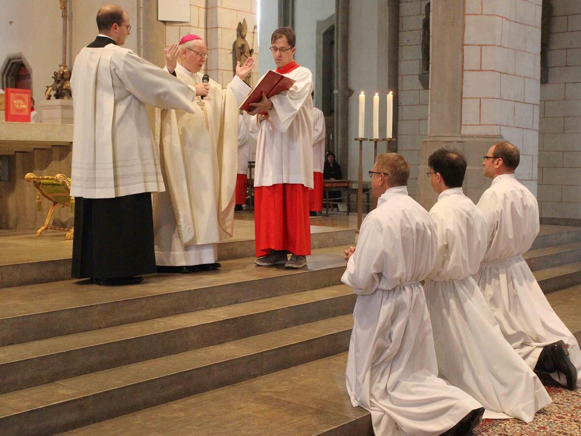 Durch Handauflegung und Gebet in den Dienst der Kirche gestellt: Bischof Konrad hat heute drei Männer zu Ständigen Diakonen geweiht. (Foto: Annette Zoepf/pba)