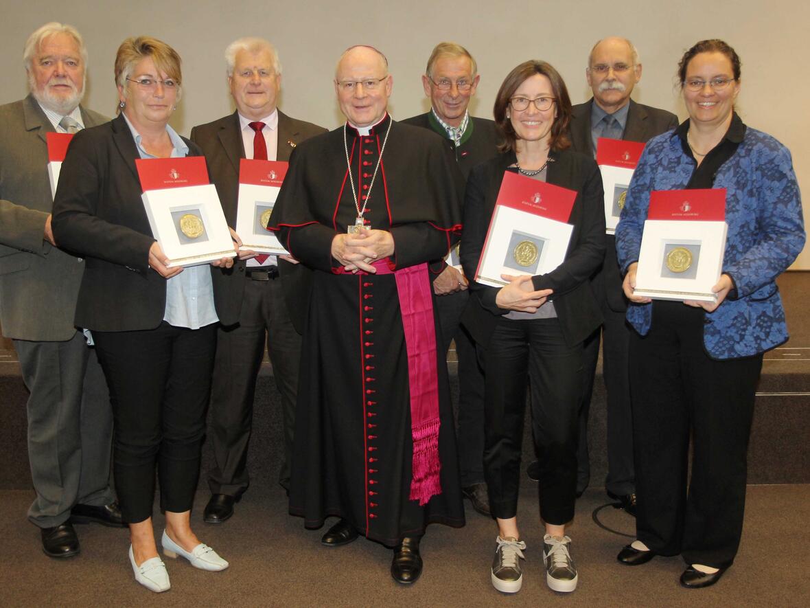 Sieben Männer und Frauen wurden heute für ihr vielfältiges Engagement im Bistum Augsburg geehrt: Franz Berger, Barbara Breher, Erwin Fath, Bischof Konrad, Johann Haugg, Martina Kaiser, Dr. Peter Hell, Dr. Simone Kastner (v.links) (Foto: Annette Zoepf/pba). 