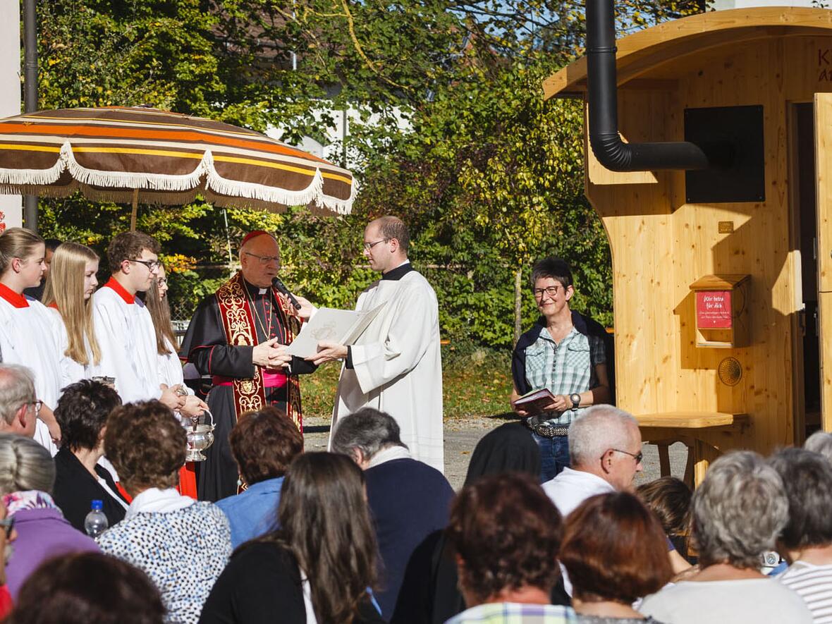 Gemeindereferentin Jutta Maier wird ab sofort mit einem Schäferwagen in unterschiedlichen Pfarreien im Dekanat Mindelheim unterwegs sein. Am Samstag hat Bischof Dr. Konrad Zdarsa den Schäferwagen gesegnet. (Fotos: Reinhold Banner)