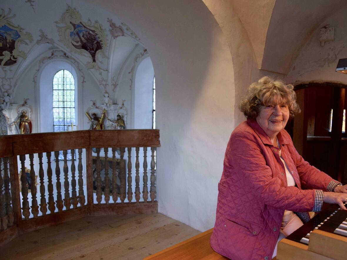 Martha Lacher ist nach 75 Jahren im Dienste der Kirchenmusik in den Ruhestand verabschiedet worden. Hier spielt sie die Orgel in der Oberstdorfer Lorettokapelle. 