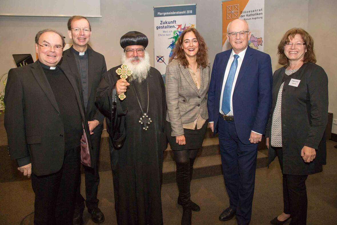 Bischofsvikar Pälat Dr. Bertram Meier mit den Referenten Msgr. Wolfgang Huber (Präsident missio München), Bischof Anba Damian (Koptischer Diözesanbischof), Michaela Koller (Journalistin, Referentin IGFM), Volker Kauder (Fraktionsvorsitzender CDU/CSU) und Diözesanratsvorsitzender Hildegard Schütz (Foto: Stephan Reichl)