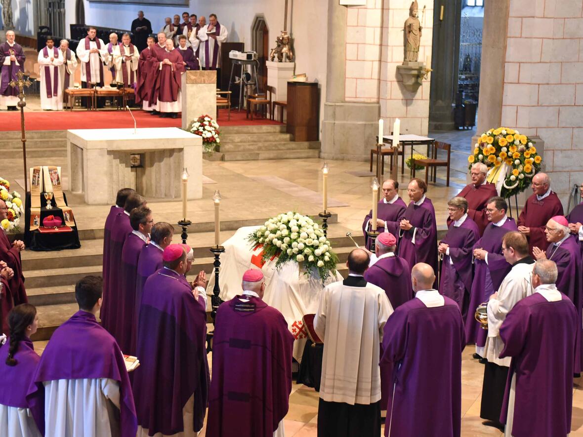 Nach dem Pontifikalrequiem wurde der Verstorbene zu seiner letzten Ruhestätte in der Grablege des Augsburger Domkapitels geleitet. (Foto: Nicolas Schnall / pba)