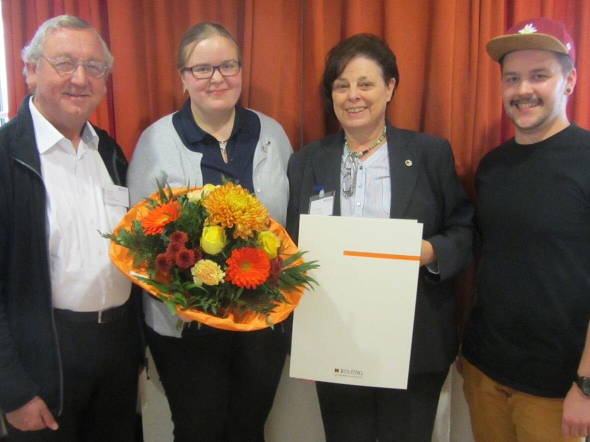 Kolping-Diözesanvorsitzende Sonja Tomaschek, Kolping-Diözesanpräses Domvikar Alois Zeller und Michael Säckl, einer der Diözesanleiter der Kolpingjugend im Bistum Augsburg freuen sich mit Anna-Maria Högg (2.v.l.) über die Verleihung des Ehrenzeichens des Kolpingwerkes Deutschland. (Foto: Kolping Augsburg)
