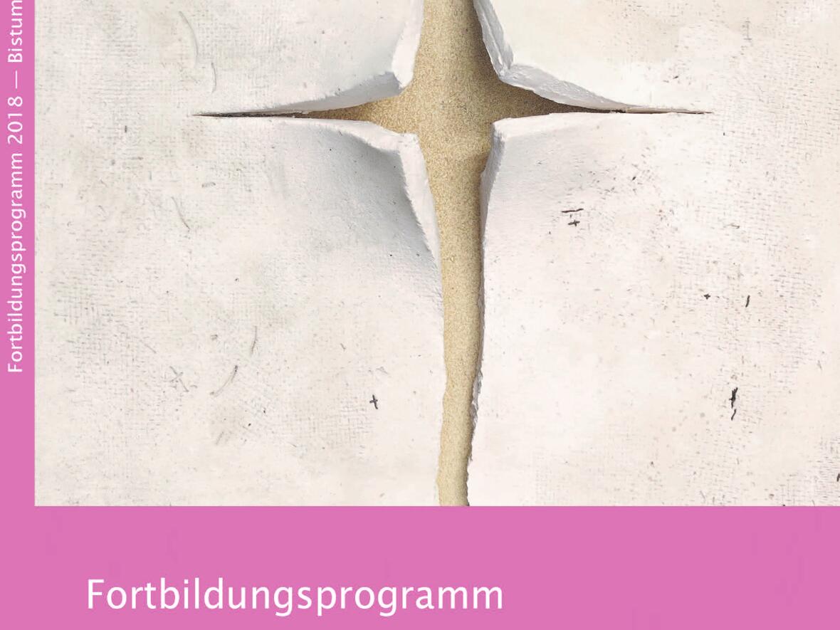 Titelbild des neuen Fortbildungsprogramms 2018, abgebildet ist ein Tonobjekt von Heidi Esch.