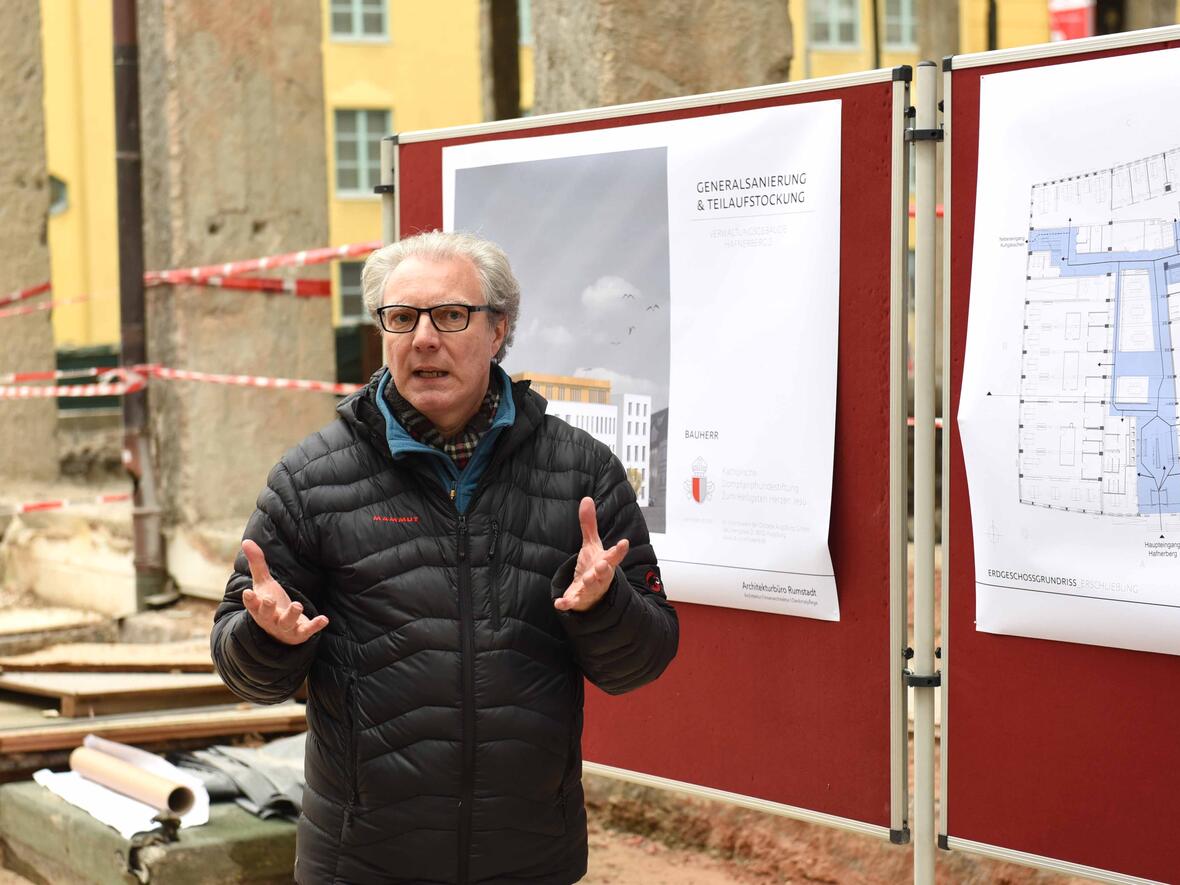 Architekt Ulrich Rumstadt erklärt das auf Nachhaltigkeit angelegte Konzept des Bauvorhabens. (Foto: Daniel Jäckel / pba).