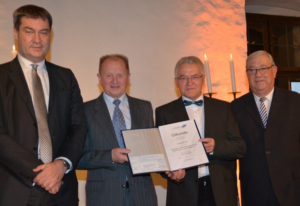 Bei der Preisverleihung: (v.l.) Finanzminister Dr. Markus Söder, 1. Vorsitzender SKM Hermann Keller, Geschäftsführer Helmut Gunderlach und Vorstandsvorsitzender der Bayerischen Landesstiftung, Staatsminister a. D. Josef Miller (Foto: Johannes Wiest)