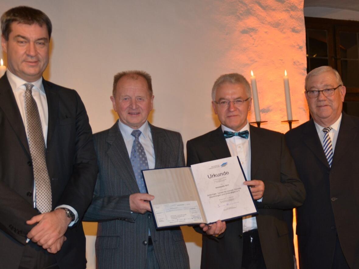 Bei der Preisverleihung: (v.l.) Finanzminister Dr. Markus Söder, 1. Vorsitzender SKM Hermann Keller, Geschäftsführer Helmut Gunderlach und Vorstandsvorsitzender der Bayerischen Landesstiftung, Staatsminister a. D. Josef Miller (Foto: Johannes Wiest)