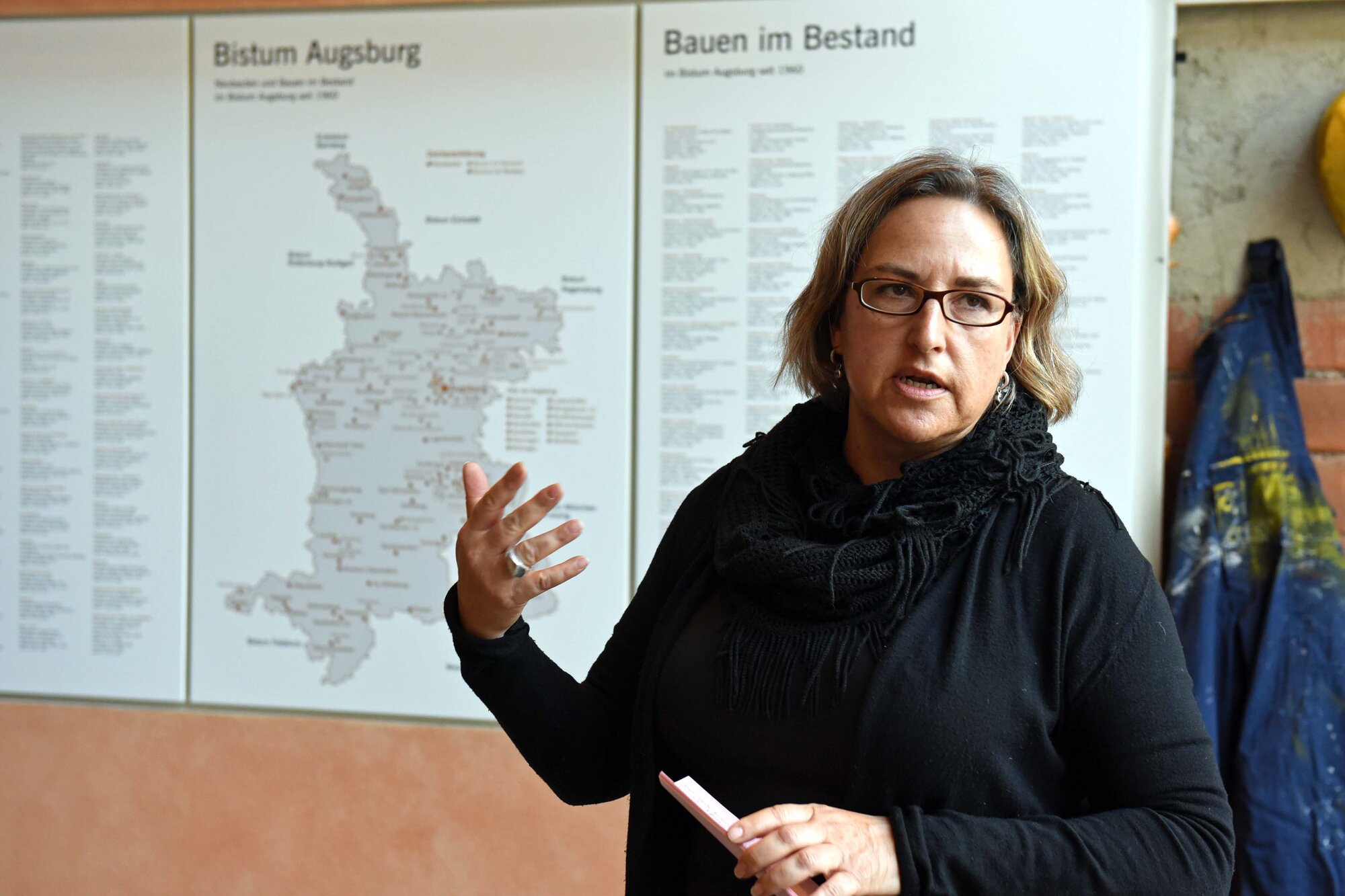 Ein Streifzug von 1960 bis heute: Kuratorin Dr. Sabine Klotz erläutert die besonderen Merkmale des modernen Kirchenbaus. (Foto: Nicolas Schnall / pba)