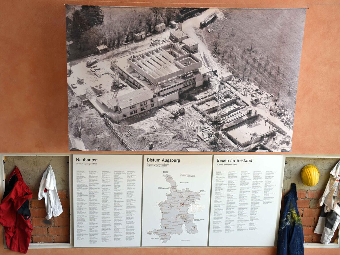 Neben der Bistumskarte hängen Auflistungen mit den Kirchenneubauten seit 1960. (Foto: Nicolas Schnall / pba)