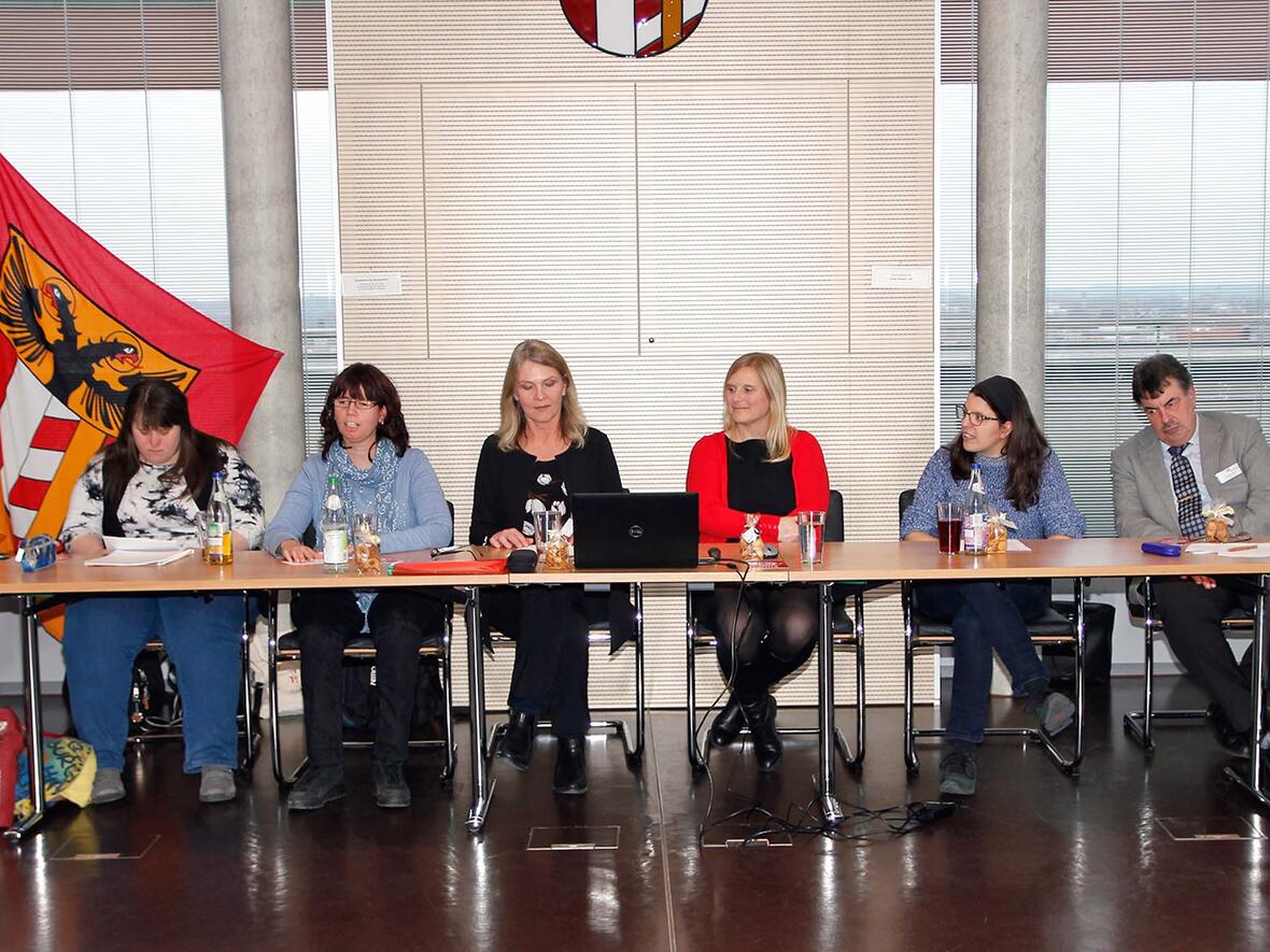 Sie stellten das Pilotprojekt vor: (v.l.) die Prüferinnen Sabrina Scholl und Maria Hütter, die Leiterinnen des Fach-Zentrums Leichte Sprache der CAB Christine Borucker und des CAB-Projektmanagement Denise Wiedemann, die Prüferin Tanja Greisl und CAB-Verwaltungsleiter Herbert Kratzer. (Foto: Caritas Augsburg/Bernhard Gattner)