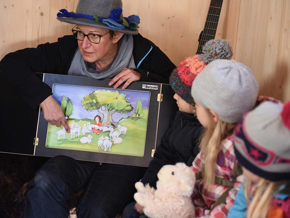 Mit ihrem großen "Erzählerhut" aus Filz liest Gemeindereferentin Jutta Maier Geschichten aus der Bibel vor. (Foto: Maria Steber / pba.)