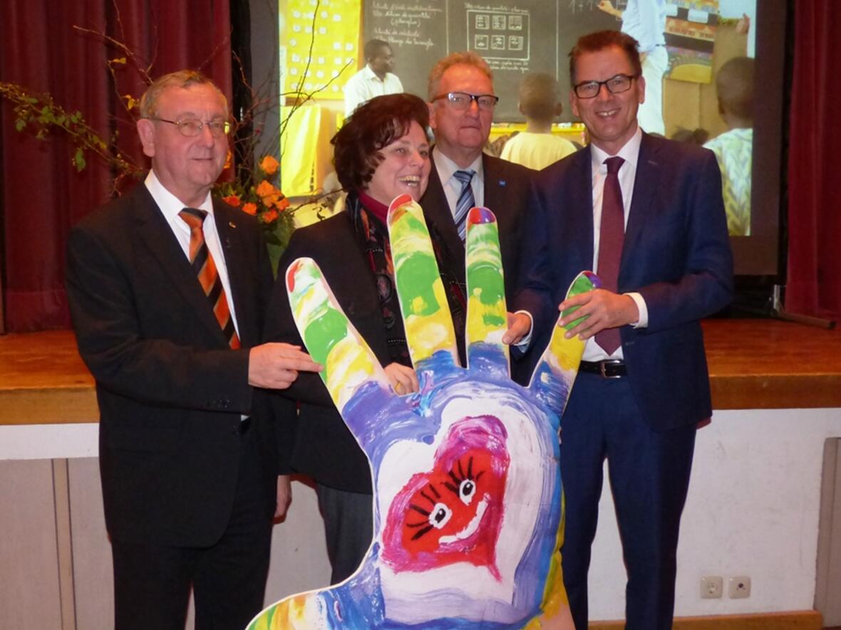 (v.l.) Diözesanpräses Alois Zeller, doe Diözesanvorsitzende des Kolpingwerkes Sonja Tomaschek, der Vorsitzende des Kolping-Bildungswerkes in der Diözese Augsburg Gebhard Kaiser und Bundesminister Gerd Müller. (Foto: Kolpingwerk Augsburg)  