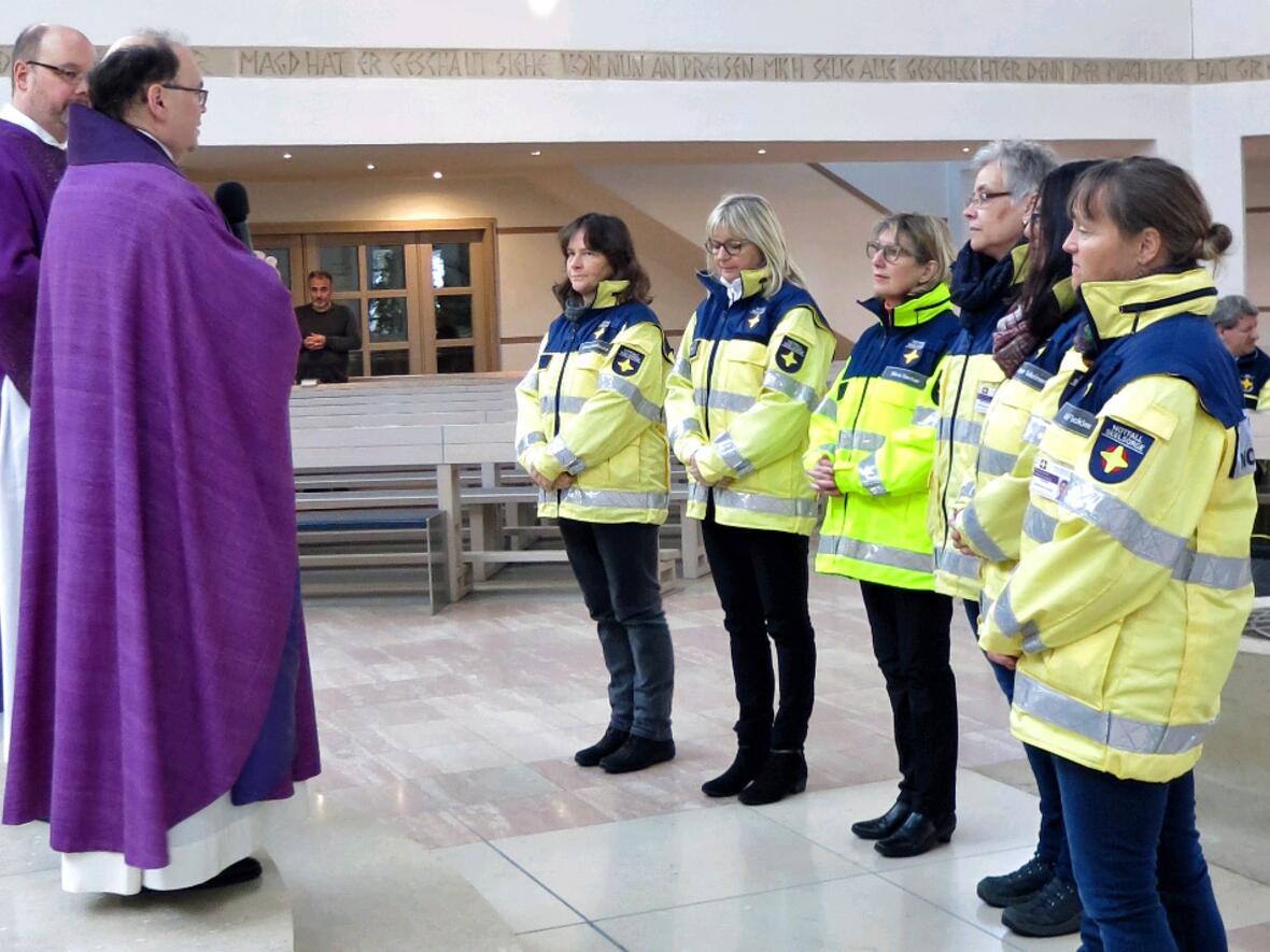 Prälat Meier sendet sechs neue Notfallseelsorgerinnen zu ihrem Dienst aus. (Foto: Susanne Metz)