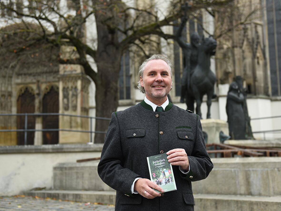 Markus Hilperts „katholisch draußen“ ist ein Buch über kirchliches Brauchtum unter freiem Himmel. (Foto: Daniel Jäckel / pba)