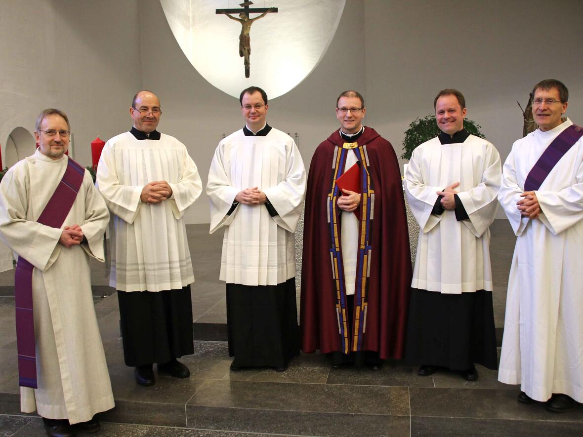 (v.l.) Mentor Diakon Christoph Schwarzer, Franz Pemsl, Martin Lehmann, Domvikar Andreas Miesen, Franz Eduard Schmidt und Diakon Gerhard Rummel von der Arbeitsstelle Ständiger Diakonat. (Foto: Annette Beutmüller-Lehmann)