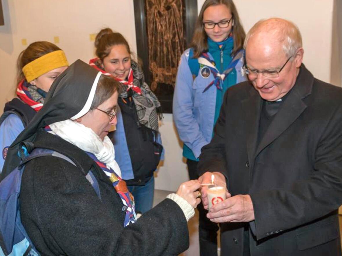 Schon traditionell bekommt Bischof Konrad das Friedenslicht aus Bethlehem überreicht. (Foto: PSG Diözesanverband Augsburg)