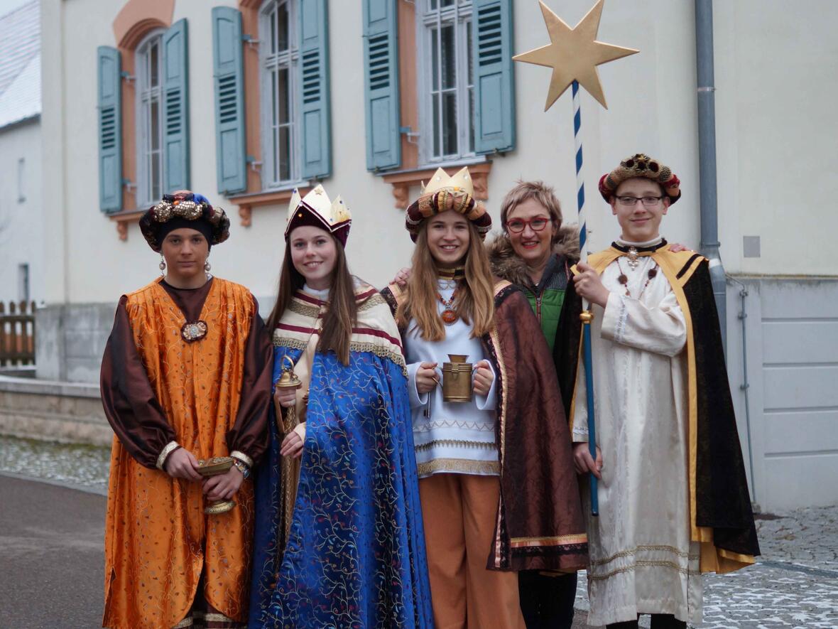 Sternsinger aus der Pfarrei St. Vitus in Ziertheim-Reistingen vertreten das Bistum Augsburg heuer beim Empfang im Bundeskanzleramt: Luca Steck, Teresa Bäurle, Christine Brugger, Petra Kränzle (Begleiterin) und Nico Steck (v. links). (Foto: Jakob Stadler)