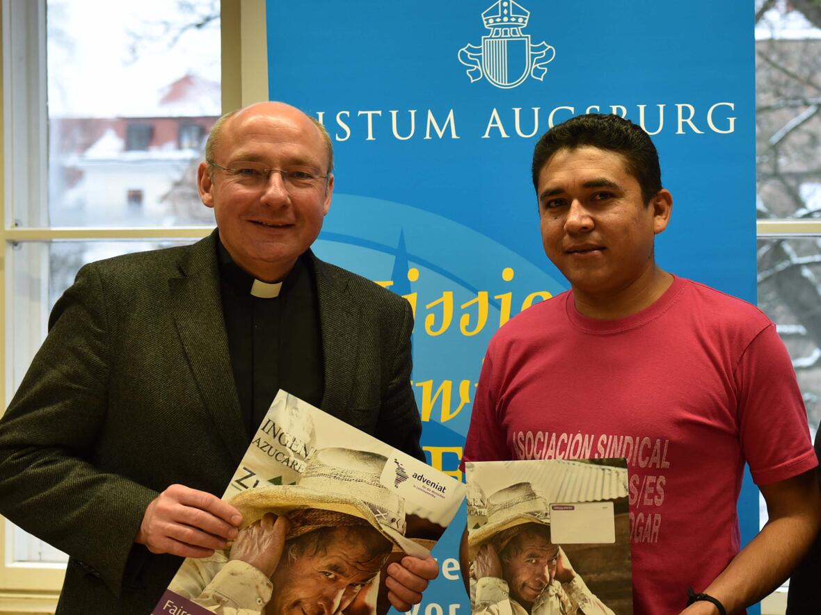 Pfarrer Dr. Ulrich Lindl und Adveniat-Partner Orlando Luis Machado rufen zur Adveniatkollekte an Weihnachten auf. (Foto: Simone Zwikirsch / pba)