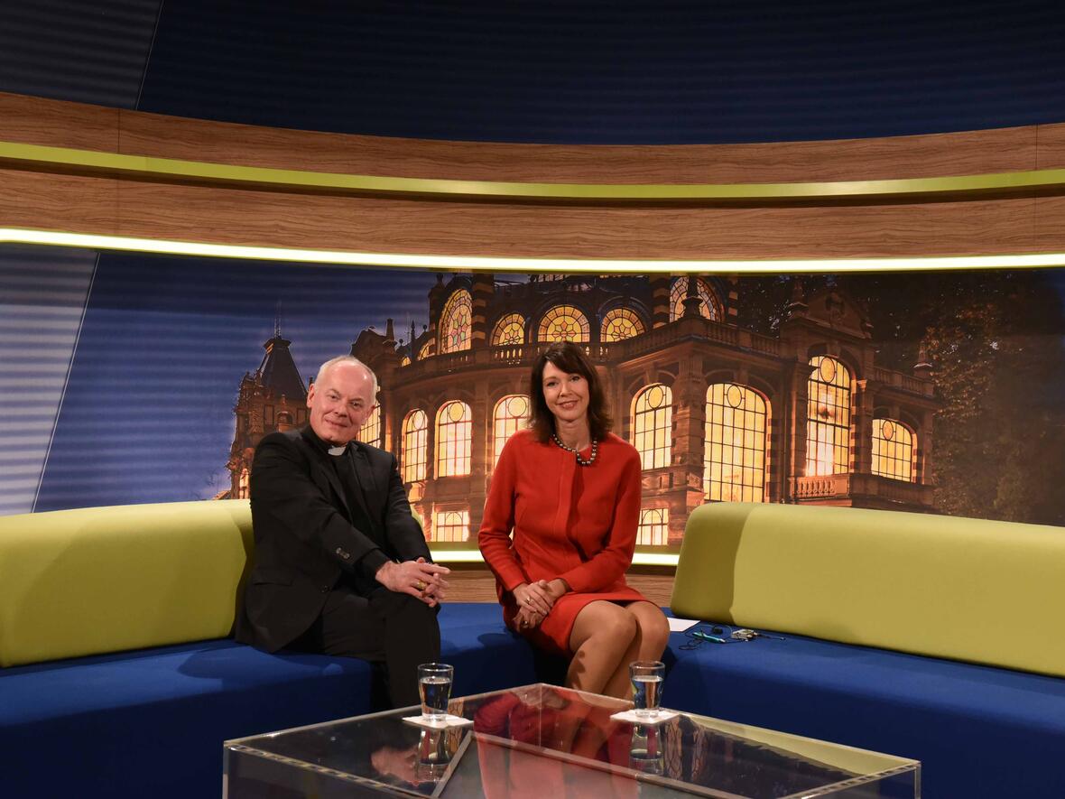 Weihbischof Anton Losinger im "Stadtgespräch" mit Silvia Laubenbacher. (Foto: Simone Zwikirsch / pba)
