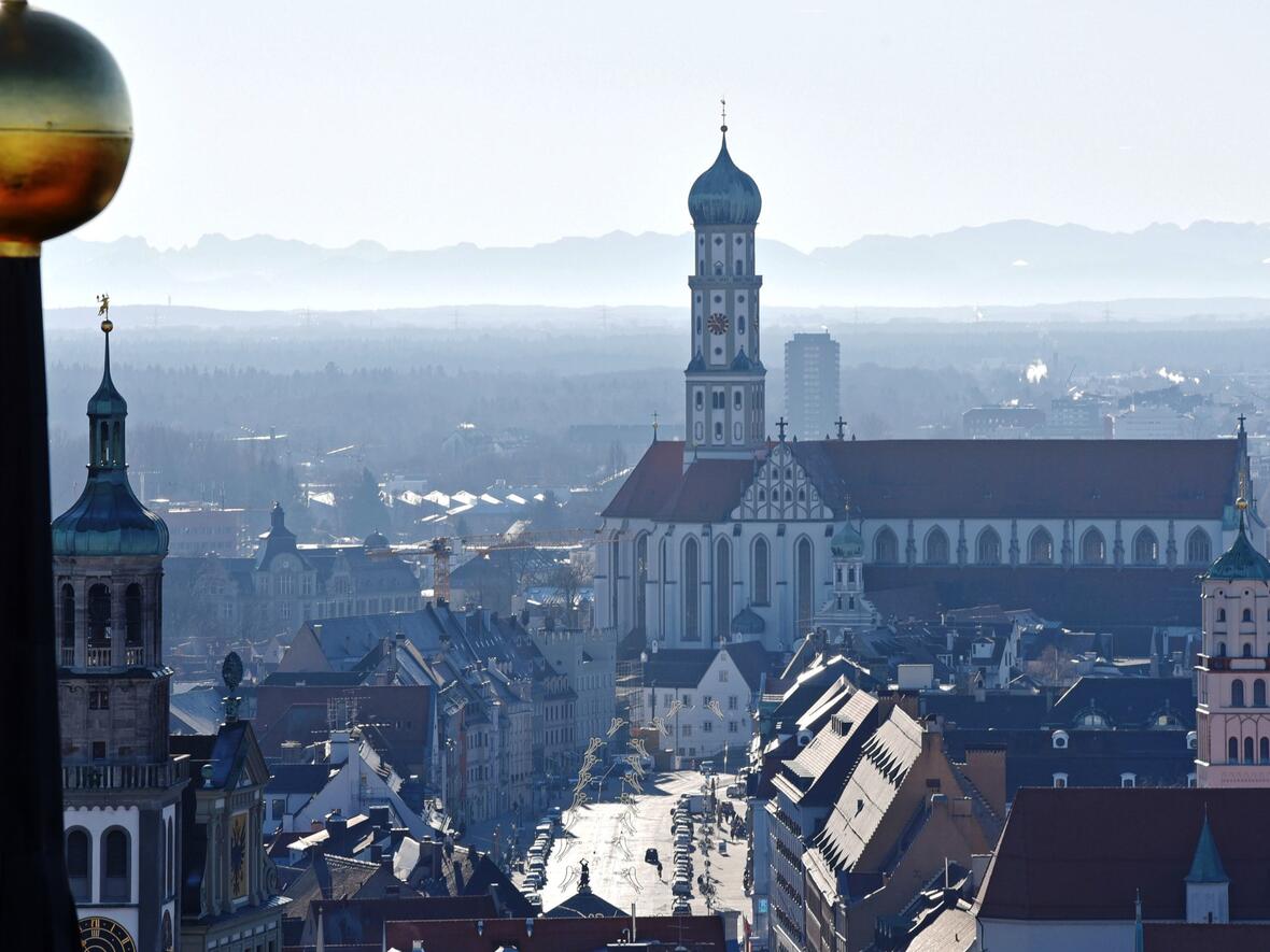 Mit einem ähnlich schönen Panorama wie am heutigen Sylvestertag über die Stadt und das Bistum bis hin zu den Alpen blicken wir auf ein gesegnetes Jahr 2018. (Foto: Nicolas Schnall / pba)