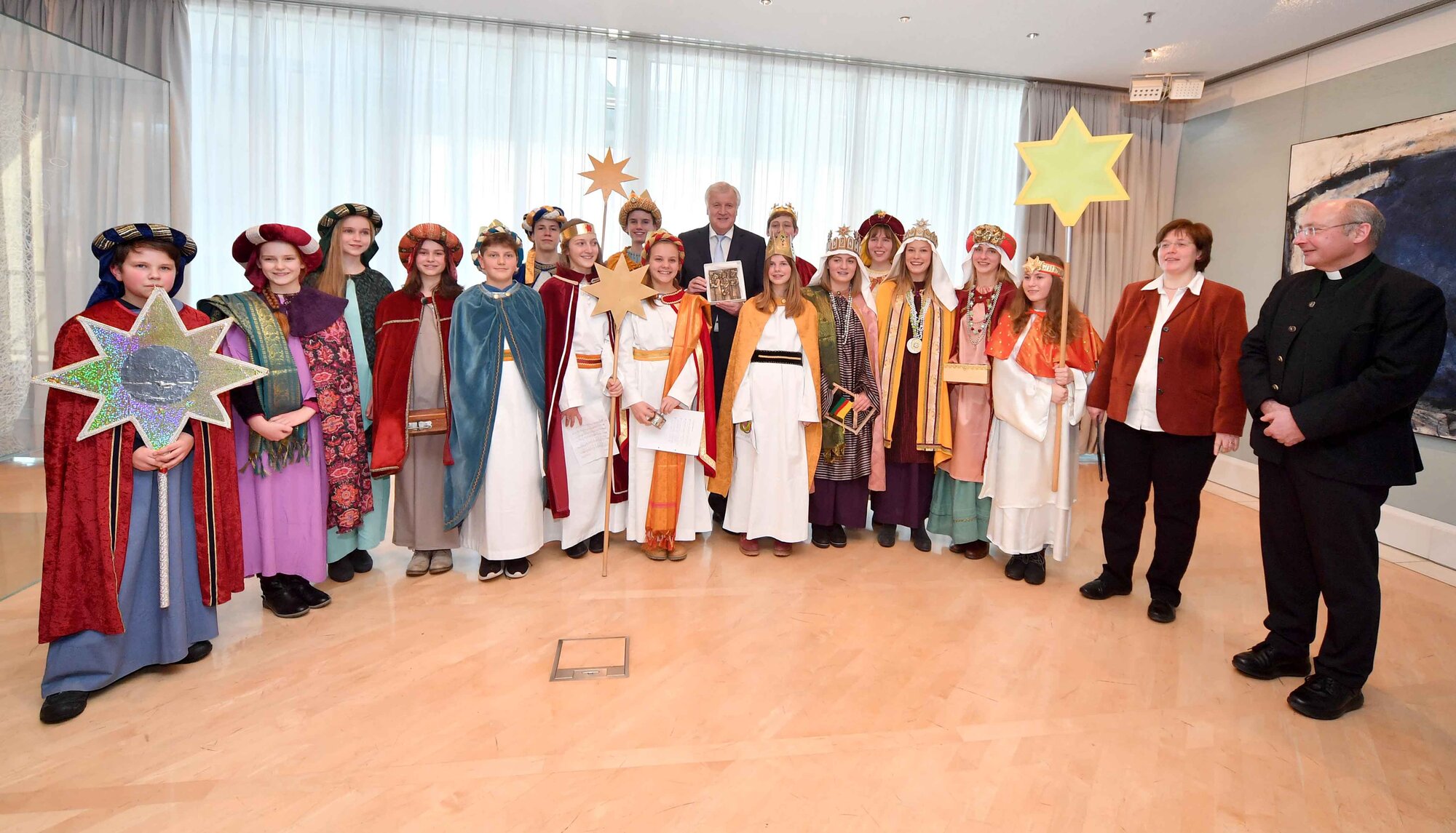 Sternsinger aus den Pfarreien Landsberg, Pfaffenhofen, Friedberg und Biberbach durften heute dem bayerischen Ministerpräsidenten Horst Seehofer den Segen in die bayrische Staatskanzlei bringen. (Foto: Bayerische Staatskanzlei)