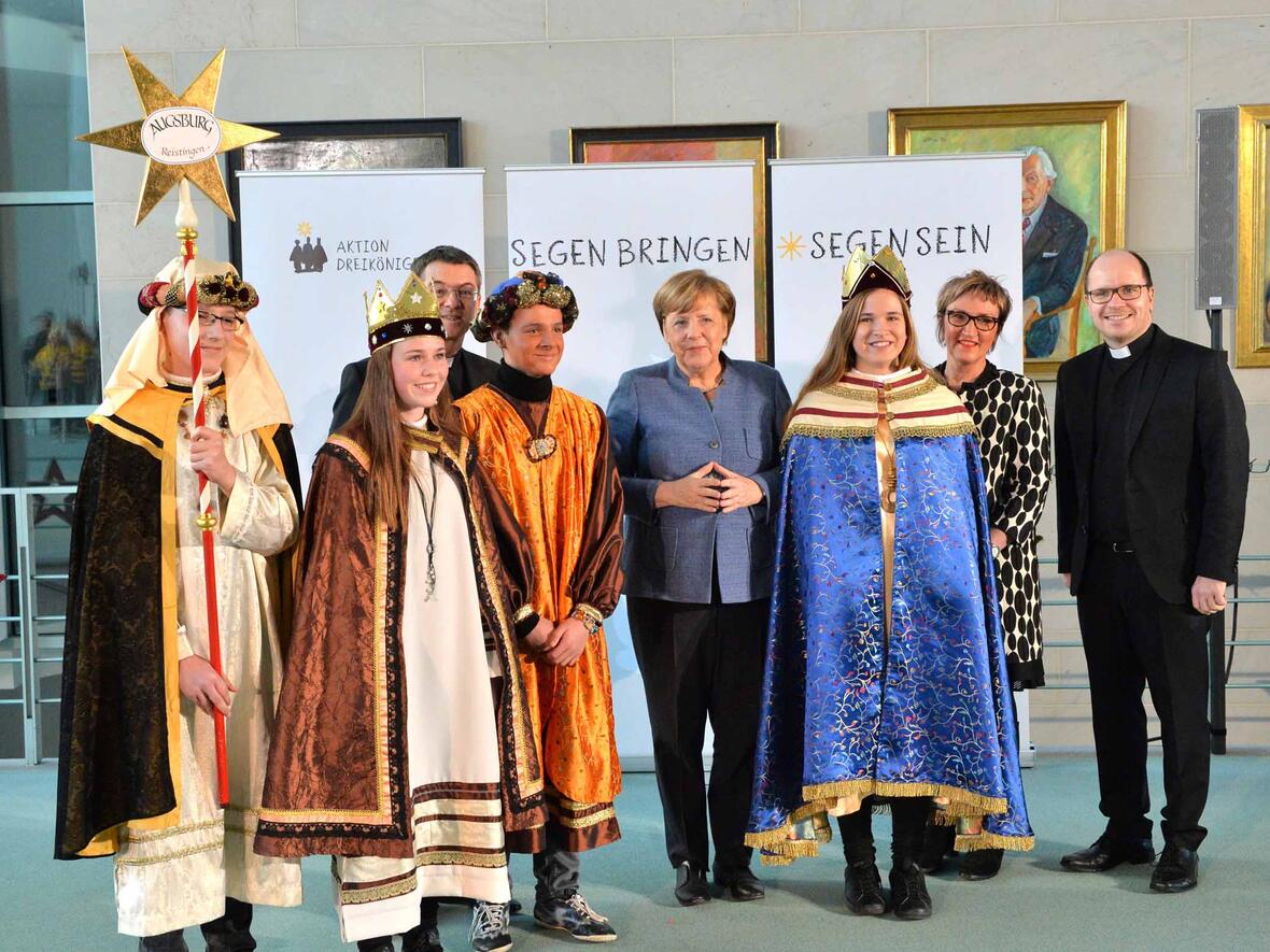 Die Sternsinger Christine (17), Teresa (16), Luca (14) und Nico (14) sowie Begleiterin Petra Kränzle aus der Pfarrei St. Vitus in Ziertheim-Reistingen vertraten das Bistum Augsburg am Montag beim Sternsinger-Empfang von Bundeskanzlerin Angela Merkel. Zum Gruppenfoto stellten sie sich gemeinsam mit Prälat Dr. Klaus Krämer, Präsident des Kindermissionswerks, und Pfarrer Dirk Bingener, Bundespräses des BDKJ, auf. (Foto: Ralf Adloff/Kindermissionswerk)