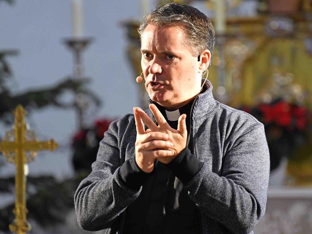 Father James Mallon spricht vor über 500 Seminarteilnehmern in der Augsburger Stadtpfarrkirche St. Georg (Foto: Nicolas Schnall / pba)