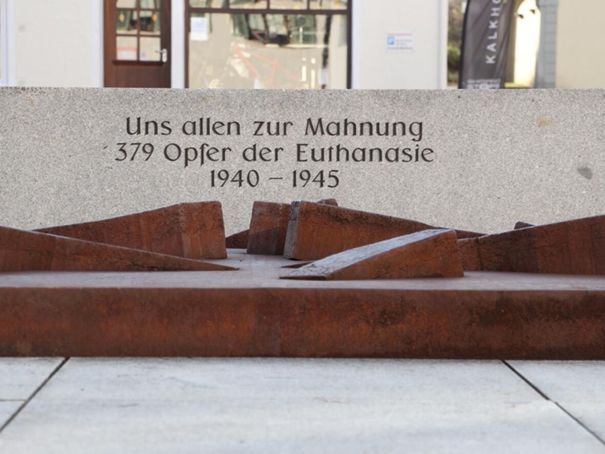 Seit 2004 erinnert ein Mahnmal im Ursberger Klosterhof an die Opfer des Euthanasie-Programms der Nationalsozialisten. (Foto: Dominikus-Ringeisen-Werk)