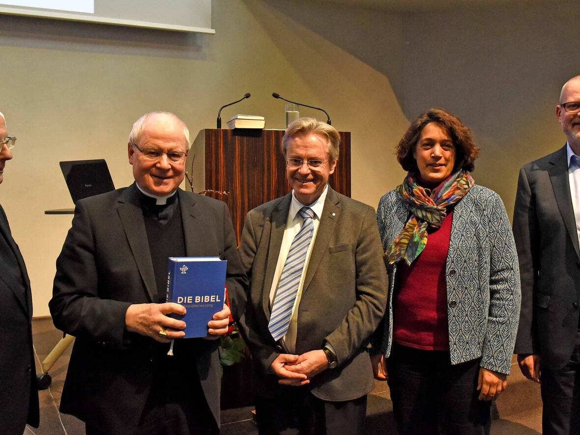 Bischof Dr. Konrad Zdarsa mit den Referenten Bischof em. Dr. Joachim Wanke, Prof. Dr. Franz Sedlmeier, Dr. Katrin Brockmöller und Prof. Dr. Stefan Schreiber (v.links). (Foto: Simone Zwikirsch / pba)