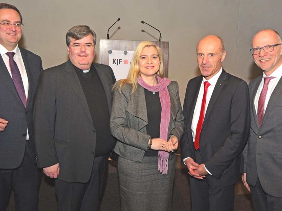 (v.l.) Klinikdirektor Dr. Hubert Mayer, Generalvikar Harald Heinrich, Staatministerin Melanie Huml, KJF-Vorstandschef Markus Mayer und der Medizinische Direktor der KJF, Dr. Bernhard Hoch. (Foto: KJF/Winfried Karg) 