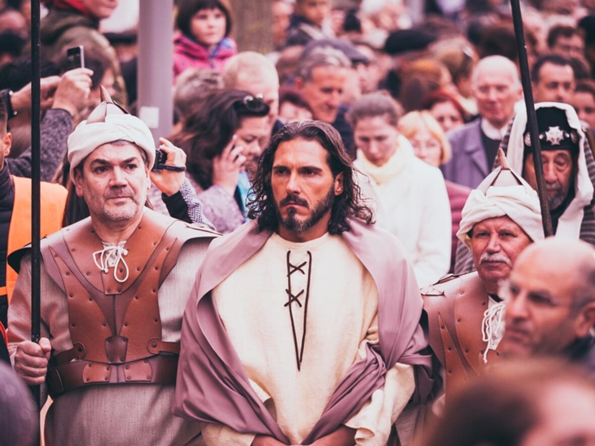 Der Jesus-Darsteller zieht vorbei an der Menschenmenge durch die Straßen der Stadt. (Foto: Jürgen Pichler)