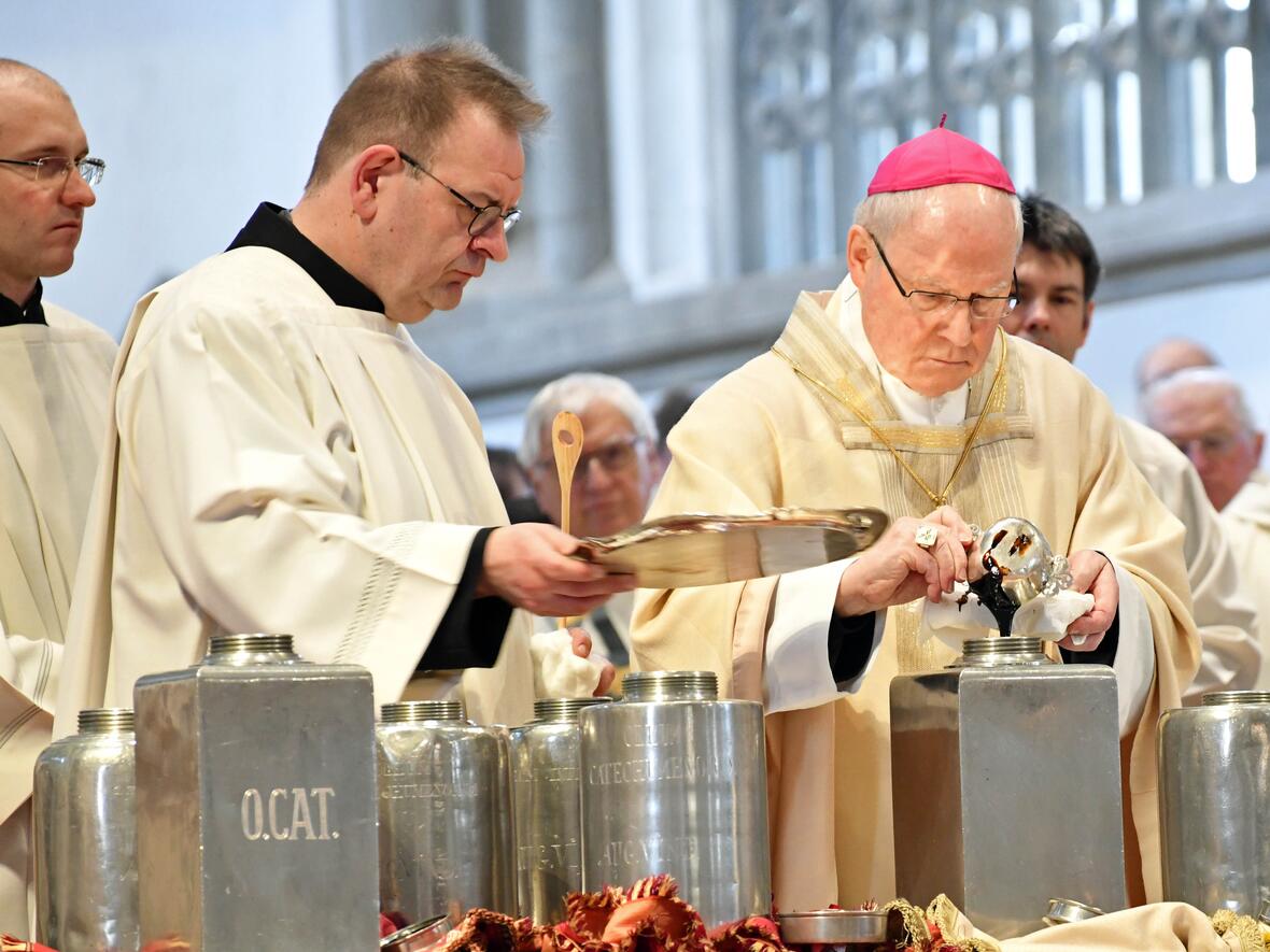 Die heiligen Öle werden mit Balsam und Rosenöl angereichert. (Foto: Nicolas Schnall / pba)
