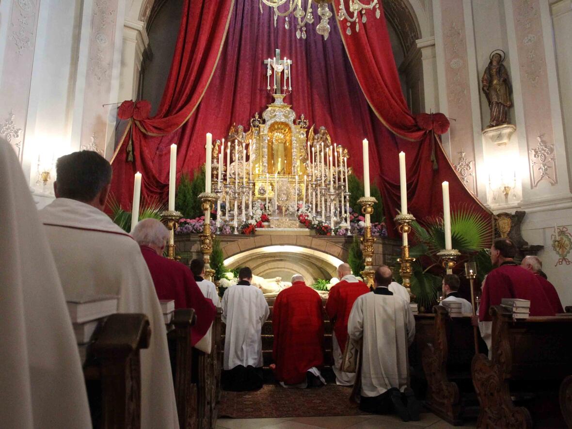Stilles Gebet am Heiligen Grab in der Marienkapelle des Doms. Es ist auch am Karsamstag geöffnet (Foto: Annette Zoepf/pba)