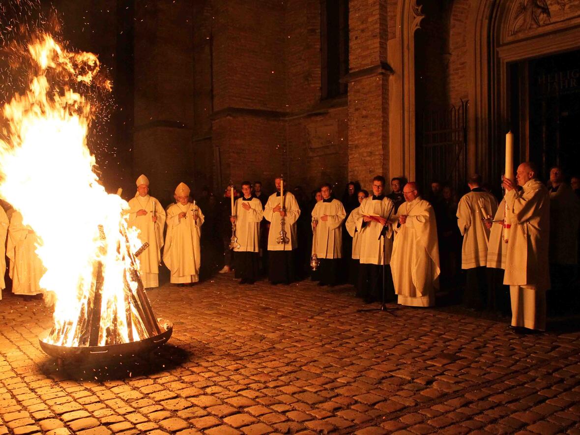 Die Feier der Auferstehung des Herrn begann gestern Abend mit der Entzündung der Osterkerze durch Bischof Konrad. (Fotos: Annette Zoepf/pba)