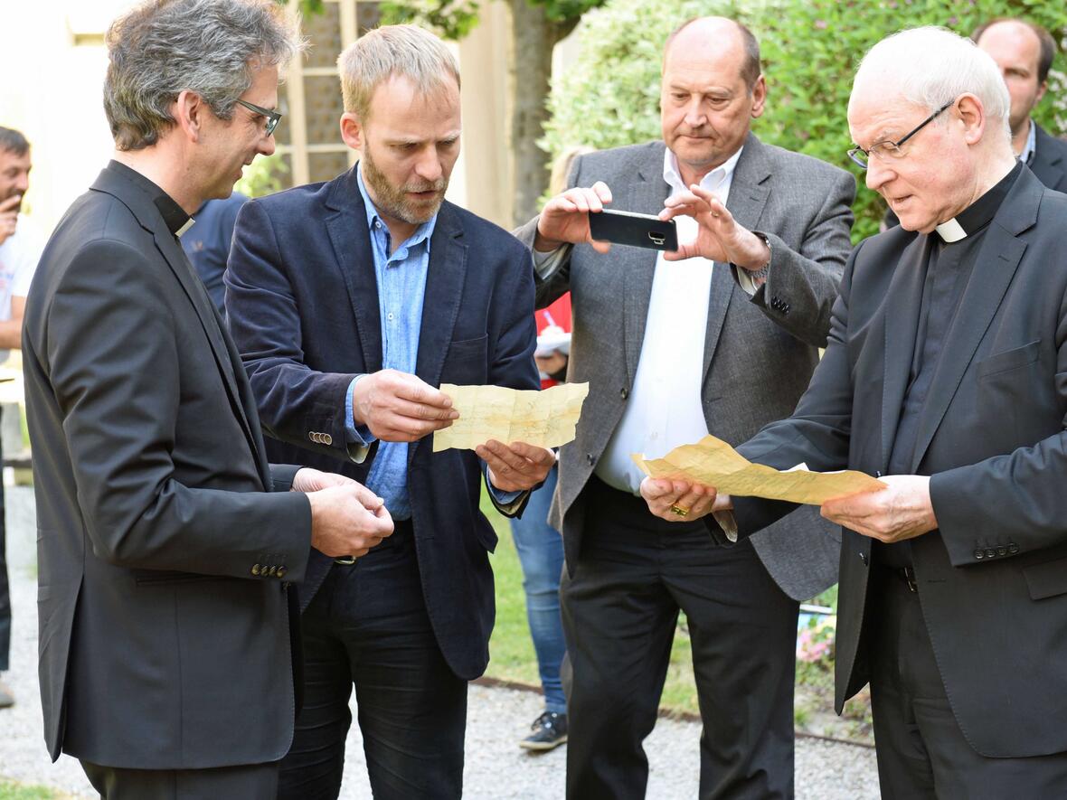 Fasziniert vom Inhalt der Domturmkugel: (von rechts) Bischof Konrad, Leiter des Staatlichen Bauamts Augsburg Ulrich Blickle, Diözesankonservator Dr. Michael Schmid und Summus Custos Domkapitular Armin Zürn (Fotos: Nicolas Schnall / pba).