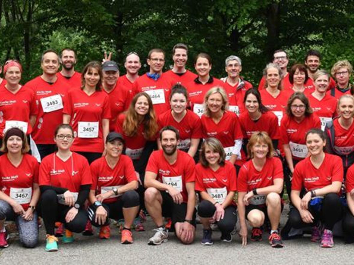 Über 60 Mitarbeiterinnen und Mitarbeiter der Diözese Augsburg starteten beim Augsburger Firmenlauf rund um das Messegelände. Foto: Daniel Jäckel / pba.