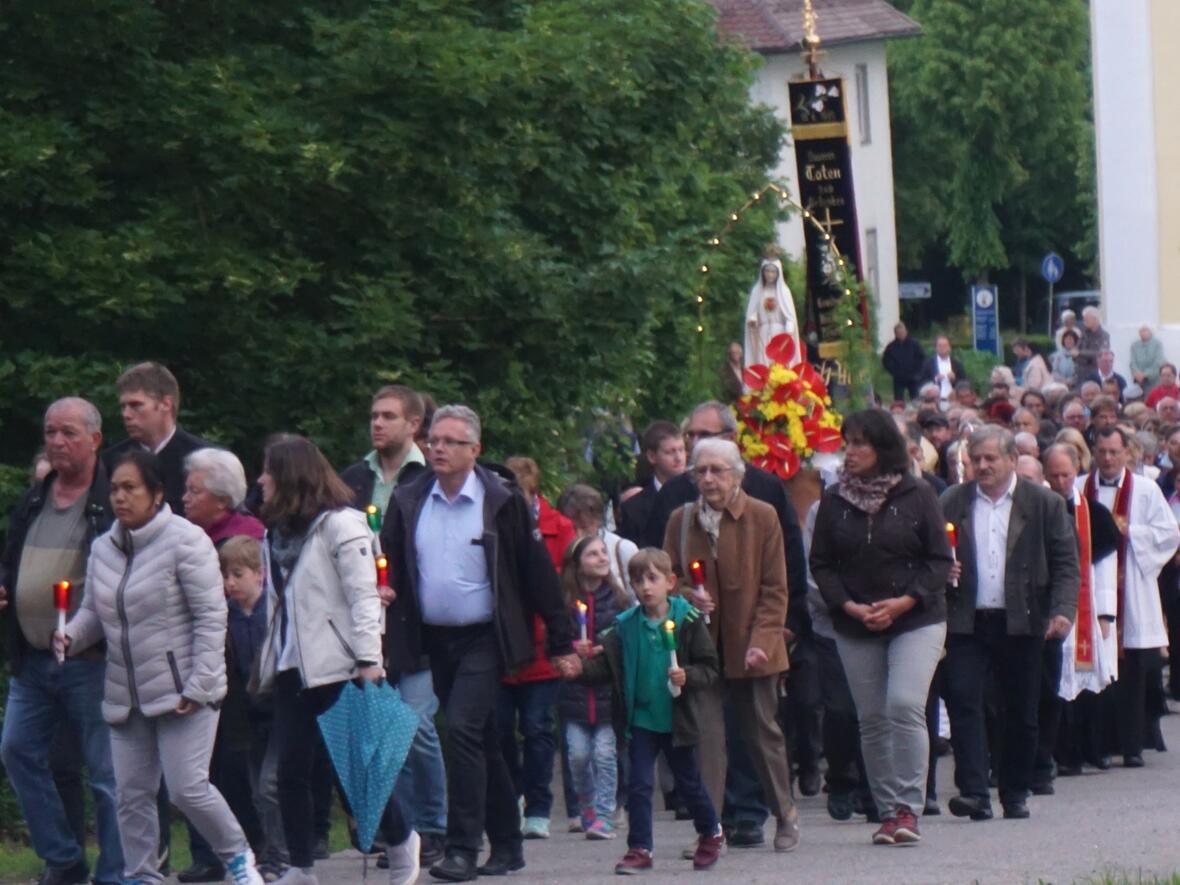Nach dem Pontifikalamt in der Wallfahrtskirche nahmen rund 1.000 Gläubige an der Lichterprozession zur Fatimagrotte teil. (Fotos: Karin Michel/pba)