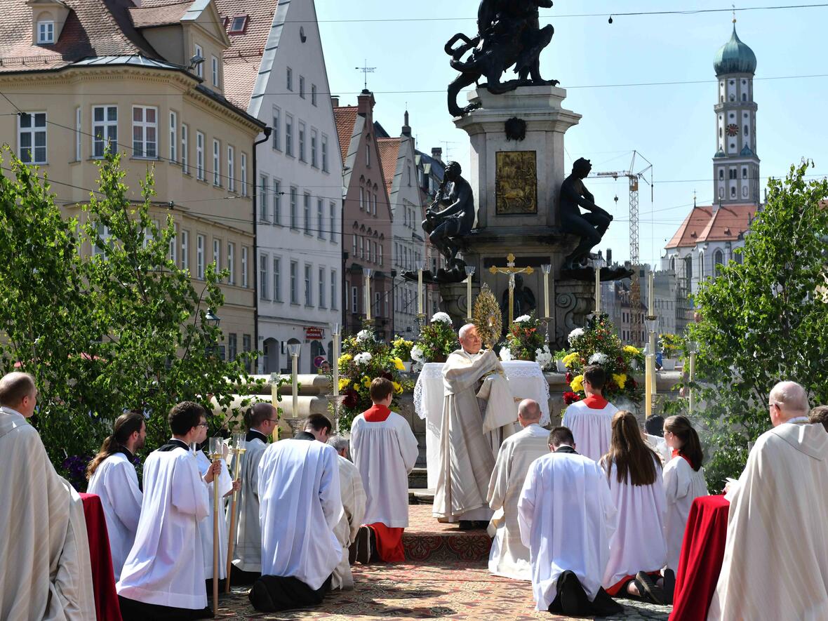An der Prozession der Augsburger Innenstadtpfarreien - hier der Altar in der Maximilianstraße mit der Ulrichsbasilika im Hintergrund - nahmen rund 1.000 Gläubige teil. (Foto: Nicolas Schnall/pba)