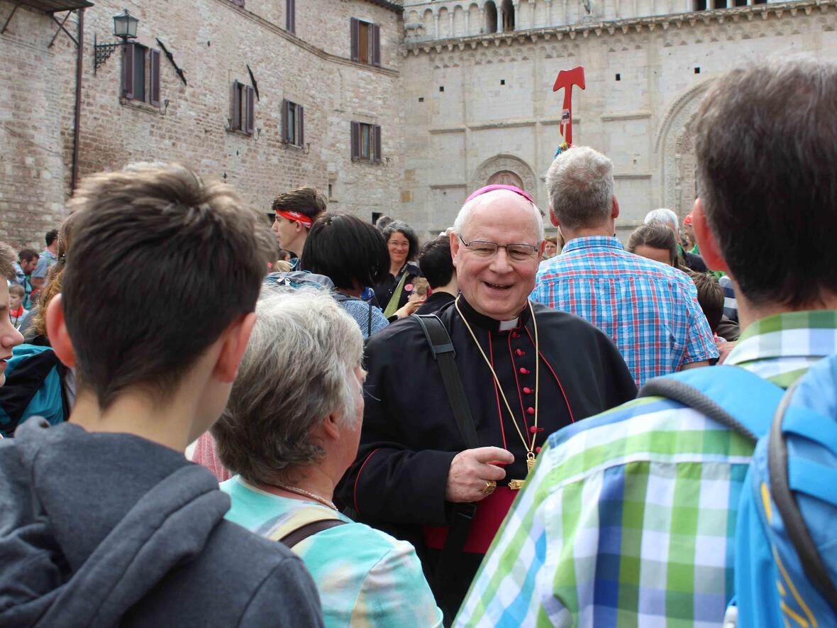 Bischof Konrad unter den Pilgern bei der Familienwallfahrt nach Assisi (Fotos: Matthias Altmann).