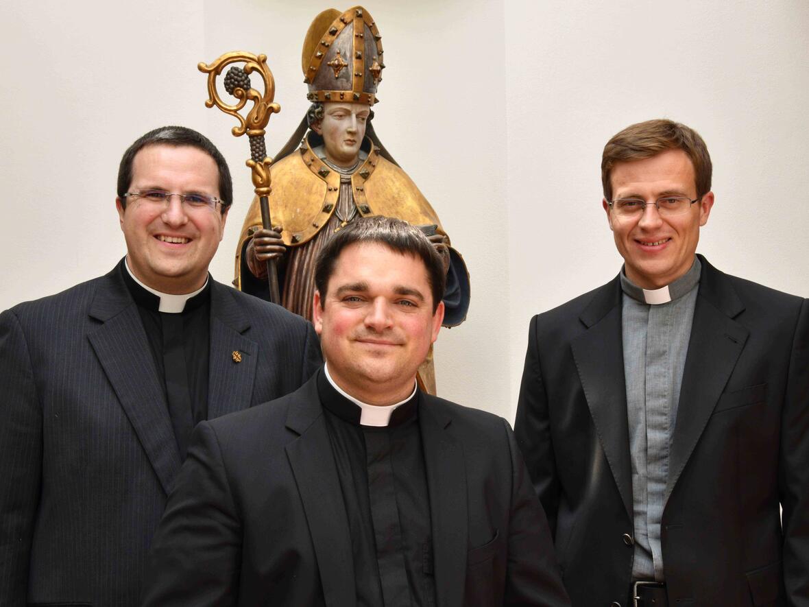 Simon Fleischmann, André Harder und Tobias Seyfried (von links) empfangen am Sonntag ihre Priesterweihe. (Fotos: Daniel Jäckel / pba)